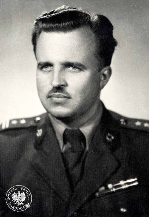 Wincenty Romanowski ps. „Roman”, żołnierz Gwardii Ludowej i ludowego Wojska Polskiego, uczestnik akcji przejęcia archiwum Armii Krajowej i Delegatury Rządu na Kraj przy ul. Poznańskiej 37 w Warszawie. Zdjęcie portretowe z teczki personalnej żołnierza ludowego Wojska Polskiego (fot. z zasobu AIPN)