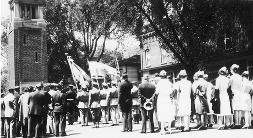 Uroczystość dekorowania gróbów żołnierzy polskich, którzy zmarli w obozie w 1918 r. na hiszpankę w miejscowości Niagara-on-the-Lake w prowincji Ontario w kanadzie, 1930 r. (fot. z zasobu NAC)