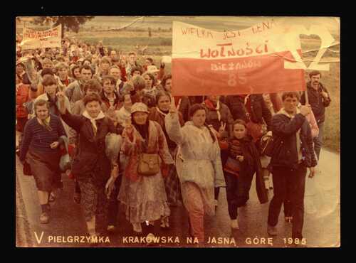 Uczestnicy strajku w drodze na Jasną Górę w ramach V Pielgrzymki Krakowskiej (fot. z zasobu Archiwum Akt Nowych, wyk. Andrzej Augustynowicz)