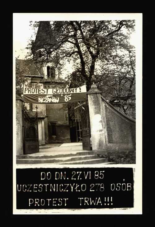 Miejsce protestu – kościół na krakowskim Bieżanowie (fot. z zasobu Archiwum Akt Nowych, wyk. Andrzej Augustynowicz)