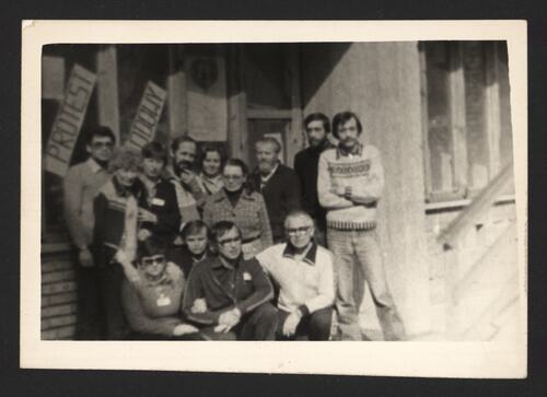 Uczestnicy strajku głodowego w Krakowie-Bieżanowie (fot. z zasobu Archiwum Akt Nowych, wyk. Andrzej Augustynowicz)