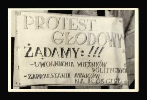 Afisz z żądaniami uczestników protestu (fot. z zasobu Archiwum Akt Nowych, wyk. Andrzej Augustynowicz)