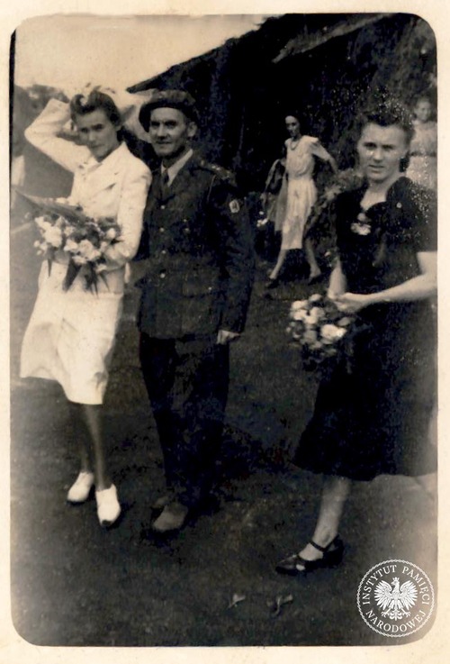 Janina Rymar i hm. Bronisław Pancewicz w dniu zaślubin w Osiedlu Polskim w Valivade, 17 lipca 1945 r. Zdjęcie pochodzi z kolekcji przekazanej do zasobu Archiwum IPN przez Koło Polaków z Indii 1942-1948 (fot. z zasobu IPN)