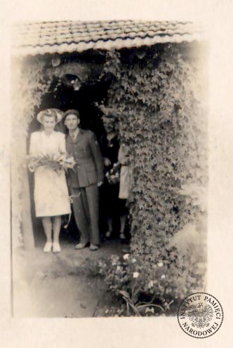 Zaślubiny Janiny Rymar z hm. Bronisławem Pancewiczem w Osiedlu Polskim w Valivade, 17 VII 1945 r. Zdjęcie pochodzi z kolekcji przekazanej do zasobu Archiwum IPN przez Koło Polaków z Indii 1942-1948 (fot. z zasobu IPN)