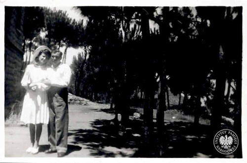 Irena i Edward Ćwiklewscy na Bliskim Wschodzie po zakończeniu II wojny światowej, b.d. Fotografia pochodzi z kolekcji przekazanej do zasobu Archiwum IPN przez p. Jerzego Edwarda Ćwiklewskiego (fot. z zasobu IPN)