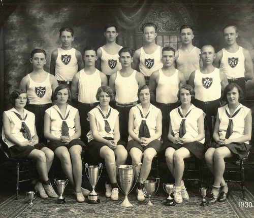 Młodzież sokola Okręgu 5 w New Heaven, Conn. ze zwycięskimi pucharami zdobytymi podczas zawodów lekkoatletycznych, 1930 r. Fot. AIPN