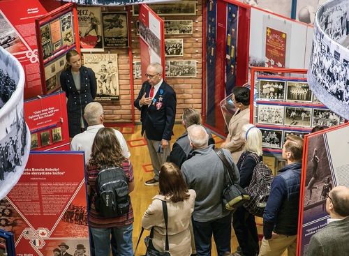 Przedstawiciele Sokolstwa Polskiego w Ameryce podczas zwiedzania wystawy „Ramię krzep – Ojczyźnie służ”. 135 rocznica powstania Sokolstwa Polskiego w Ameryce w Muzeum im. Kazimierza Pułaskiego w Warce, 16 IX 2022 r. Fot. Paweł Zielony
