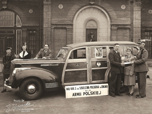 Przekazanie samochodu – daru Okręgu II Sokolstwa Polskiego w Chicago dla Armii Polskiej, 1941 r. Fot. AIPN