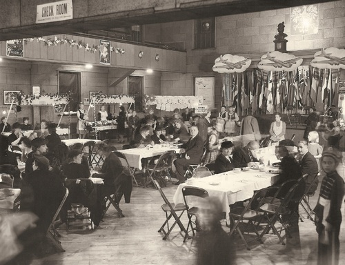 Uroczystość nadania imienia trzem bombowcom Boeing B-17 zakupionym przez Sokolstwo Polskie w Ameryce dla armii USA, 21 XI 1943 r. Fot. AIPN