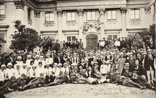 Wycieczka członków Sokolstwa Polskiego w Ameryce przed pałacem w Kozłówce w czasie ich pobytu w Polsce, 1925 r. Fot. AIPN
