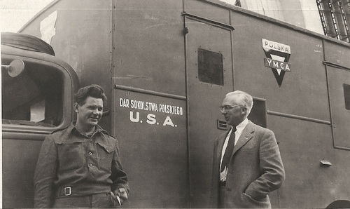 Marian Wroński, dyrektor polskiej agencji YMCA i Kenneth J. Smith dyrektor amerykańskiej agencji YMCA podczas inspekcji samochodu kulturalno-oświatowego podarowanego przez Sokolstwo Polskie w Ameryce na rzecz żołnierzom Polskich Sił Zbrojnych na Zachodzie, 1944 r. Fot. AIPN