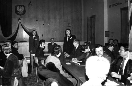 Przedstawiciele „Solidarności” z woj. piotrkowskiego w trakcie negocjacji z władzami w Urzędzie Wojewódzkim w Piotrkowie Trybunalskim, grudzień 1980 r. (fot. z zasobu IPN)