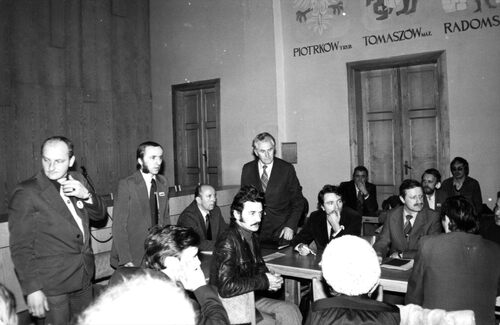 Przedstawiciele „Solidarności” z woj. piotrkowskiego w trakcie negocjacji z władzami w Urzędzie Wojewódzkim w Piotrkowie Trybunalskim, grudzień 1980 r. (fot. z zasobu IPN)