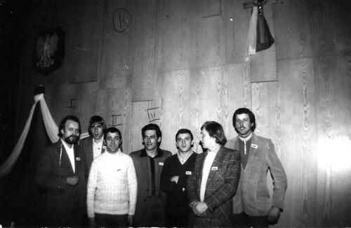 Przedstawiciele „Solidarności” z woj. piotrkowskiego w trakcie negocjacji z władzami w Urzędzie Wojewódzkim w Piotrkowie Trybunalskim, grudzień 1980 r. (fot. z zasobu IPN)