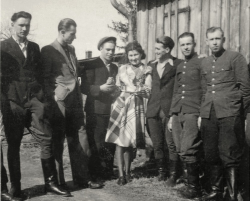 Żołnierze z oddziału BOA i 5 Brygady Wileńskiej AK przed wspólną akcją w Koszalinie; trzeci z prawej Zdzisław Badocha „Żelazny”, 1946 r. (fot. z zasobu IPN)