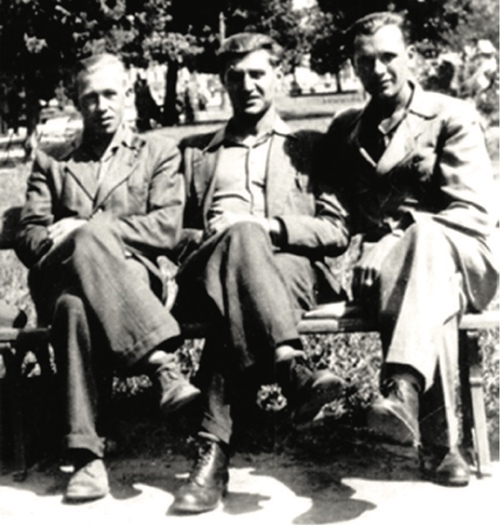 Żołnierze z oddziału BOA i 5 Brygady Wileńskiej AK przed wspólną akcją w Koszalinie; trzeci z prawej Zdzisław Badocha „Żelazny”, 1946 r. (fot. z zasobu IPN)