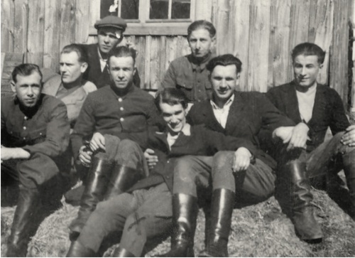Żołnierze grupy BOA (od lewej): Edward Kokotko „Wrzos”, Wacław Borodziuk „Orzeł” i Konstanty Wojciechowski „Kostek”, „Ryś”, Malbork, lato 1946 r. (fot. z zasobu IPN)