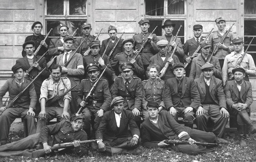 Kurs wartowników obiektów spółdzielczych PGR przy Powiatowej Komendzie ORMO w Człuchowie, 1949 r. Fot. AIPN