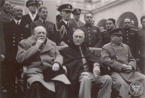 Winston Churchill, Franklin Delano Roosevelt i Józef Stalin podczas obrad konferencji jałtańskiej, luty 1945 r. (fot. z zasobu AIPN)