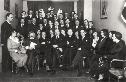 Uroczystość poświęcenia Domu Polskiego w Paryżu; August Emil Fieldorf siedzi w pierwszym rzędzie szósty z lewej, 26 lutego 1932 r. Fot. z zasobu NAC