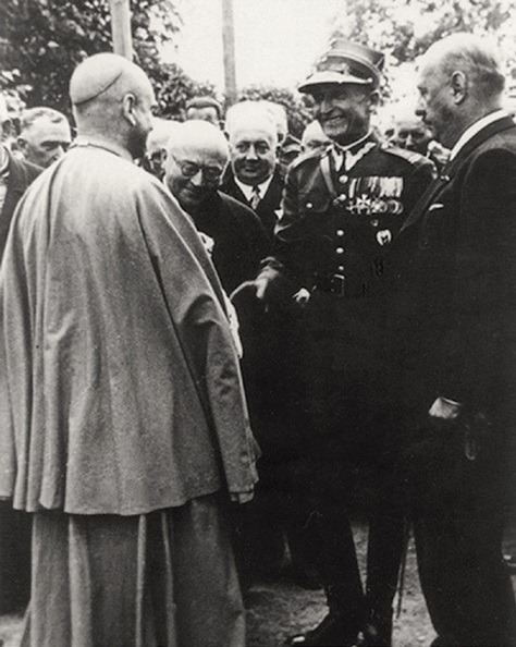 Powitanie przez ppłk. Augusta Emila Fieldorfa, dowódcę 51. pułku piechoty, biskupa lwowskiego Eugeniusza Baziaka w Brzeżanach, 1938 r. Fot. z zasobu AIPN