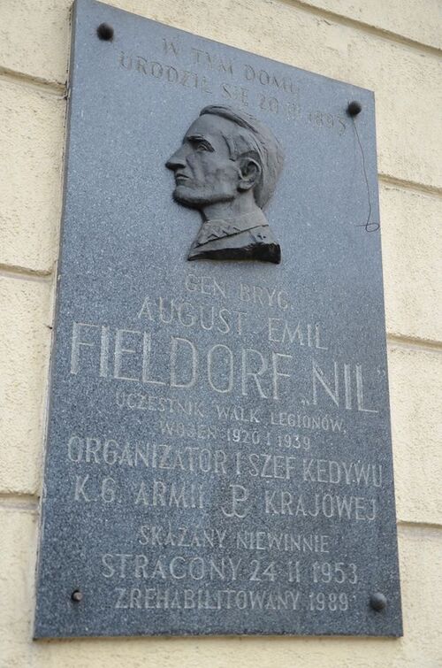 Tablica pamiątkowa na domie przy ul. Lubicz w Krakowie, gdzie urodził się Emil Fieldorf. Fot. IPN Kraków