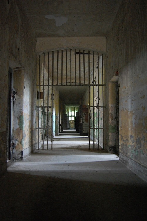 Korytarz i wejścia do cel w dawnym więzieniu WUBP w Kielcach przy ul. Zamkowej 3 (fot. Marek Jończyk, IPN)