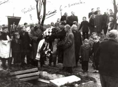 Zdjęcie operacyjne SB z pogrzebu Leszka Białego, 17 listopada 1957 r. Fot. ze zbiorów IPN
