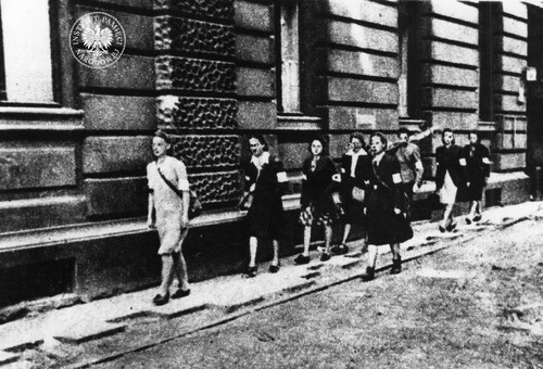 Powstanie warszawskie. Partol sanitarny z Zofią Lejmbach ps. „Róża”. Autor - Eugeniusz Lokajski ps. „Brok” (fot. z zasobu AIPN)