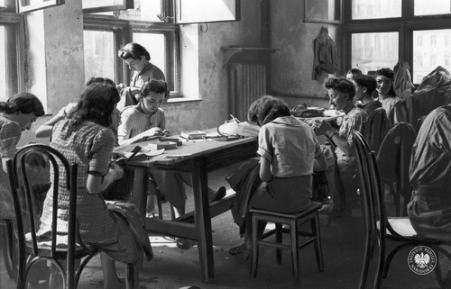 Młode dziewczyny pracujące w warsztacie krawieckim w getcie w Warszawie (fot. z zasobu AIPN)