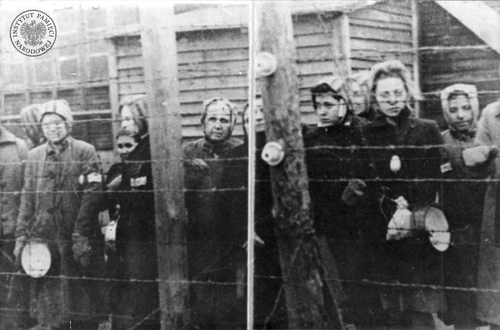 Więźniarki w niemieckim obozie koncentracyjnym KL Ravensbrück (fot. z zasobu AIPN)