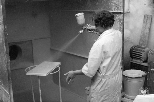 Pracownica Olkuskiej Fabryki Naczyń Emaliowanych. Zdjęcie z „Kolekcji fotografii Jana Hausbrandta” (fot. z zasobu AIPN)