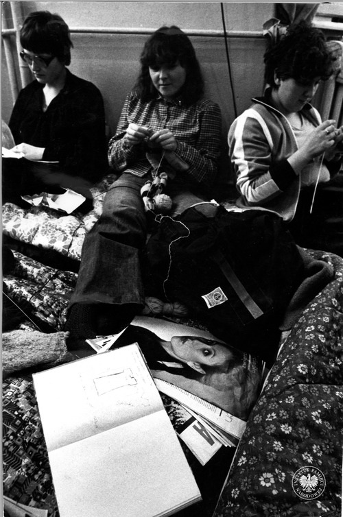 Strajki studenckie na łódzkich uczelniach w 1981 roku. Na zdjęciu uczestniczki strajku w okupowanym pomieszczeniu (fot. z zasobu AIPN)