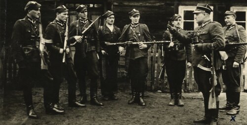 Odprawa III Komendy Konspiracyjnego Wojska Polskiego kpt. Jana Małolepszego „Murata” (fot. z zasobu IPN)