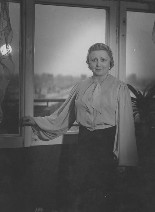 Mieczysława Ćwiklińska w swoim mieszkaniu, 1936 r. (fot. z zasobu NAC)