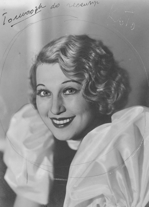 Ina Benita w jednej ze scen przedstawienia "Zwyciężyłem kryzys" w Teatrze Miejskim w Łodzi, 1934 r. (fot. z zasobu NAC)