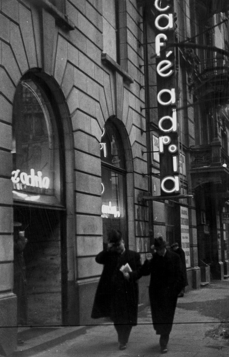 Kawiarnia "Adria" w Warszawie. Widoczne wejście do kawiarni oraz neon zamocowany na ścianie budynku, 1940 r. (fot. z zasobu NAC)