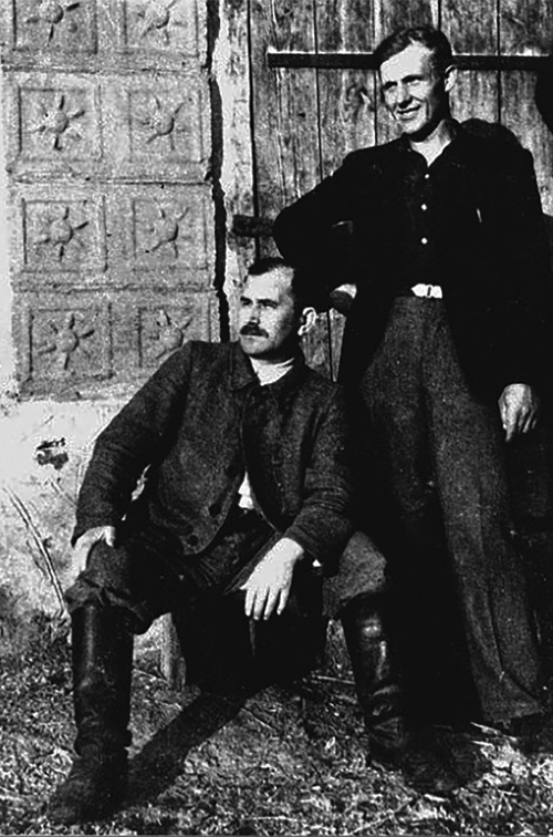 Ppłk Władysław Liniarski „Mścisław” i ppor. Jan Zieliński „Skrzetuski” - szef bazy łączności krypt. „Źródło” (fot. z zasobu AIPN)