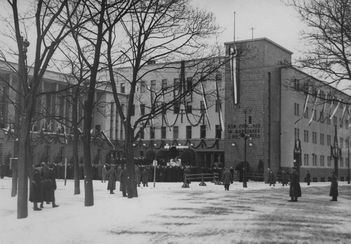 Dom Żołnierza Polskiego im. Marszałka Józefa Piłsudskiego w Poznaniu. Widok zewnętrzny budynku Domu podczas uroczystości, 19 marca 1939 r. (fot. z zasobu NAC)