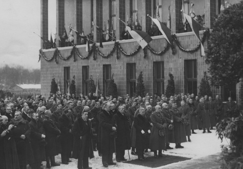 Msza polowa (odprawiania przez ks. biskupa Walentego Dymka) przed Domem Żołnierza w Poznaniu, 19 marca 1939 r. Widoczni m.in. gen. Leon Berbecki, minister komunikacji Juliusz Ulrych, wojewoda poznański Artur Maruszewski, wiceminister skarbu Kajetan Dzierżykraj-Morawski, gen. Aleksander Osiński, gen. Edmund Knoll-Kownacki, gen. Stanisław Taczak. (fot. z zasobu NAC)