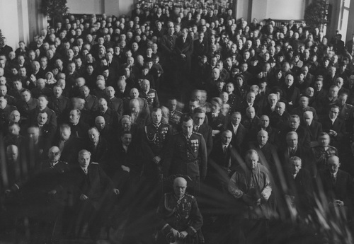 Uczestnicy uroczystego poświęcenia sali reprezentacyjnej Domu Żołnierza Polskiego w Poznaniu, 19 marca 1939 r. W pierwszym rzędzie w środku gen. Leon Berbecki, po lewej minister komunikacji Juliusz Ulrych, gen. Edmund Knoll-Kownacki, gen. Aleksander Osiński, po prawej ksiądz biskup Walenty Dymek, wojewoda poznański Artur Maruszewski, wiceminister skarbu Kajetan Dzierżykraj-Morawski. (fot. z zasobu NAC)