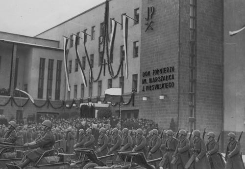 Generał Leon Berbecki odbiera defiladę podczas uroczystości poświęcenia Domu Żołnierza im. Marszałka Józefa Piłsudskiego, 19 marca 1939 r. (fot. z zasobu NAC)