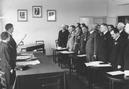 Zjazd delegatów Okręgu VII Związku Rezerwistów RP w Poznaniu, 4 czerwca 1939 r. Widok sali Domu Żołnierza podczas obrad. Widoczni m.in.: przedstawicielka Rodziny Rezerwistów p. Brzóskowa i prezes Zarządu Związku Rezerwistów dr Alfons Konopiński(za stołem) , w 1. rzędzie stoją: poseł Józef Głowacki (3. z lewej) i przedstawiciel wojewody naczelnik Władysław Błażewicz (4. z prawej). (fot. z zasobu NAC)