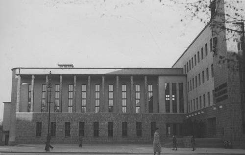 Gmach Domu Żołnierza Polskiego w Poznaniu. Widok zewnętrzny budynku z 1939 r. (fot. z zasobu NAC)