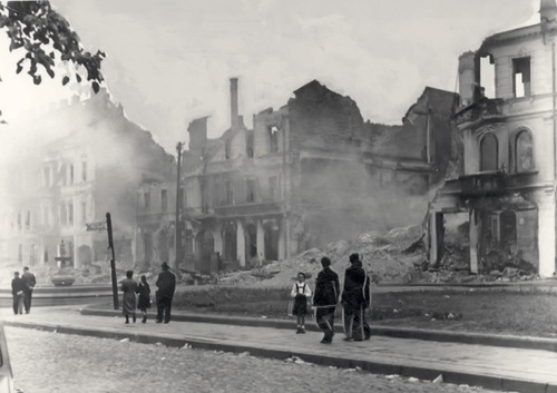 Ruiny białostockiej ulicy, lipiec 1941 r. (fot. z zasobu NAC)