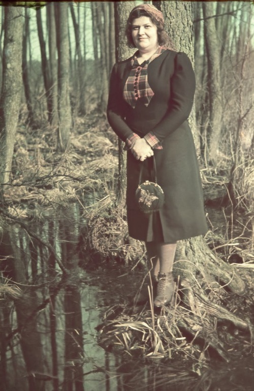 Matka Tadeusza Barbara na leśnych bagnach w pobliżu wybudowanych kryjówek dla Żydów. Fot. ze zbiorów rodziny Stankiewiczów