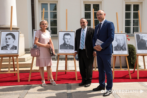 Córka Tadeusza Stankiewicza Elżbieta Stankiewicz-Szynka w towarzystwie Naczelnego rabina Polski Michaela Schudricha oraz Zastępcy Prezesa IPN dr. Mateusza Szpytmy, Belweder, 22 lipca 2022 r. Fot. Piotr Życieński