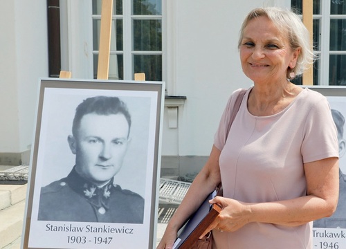 Elżbieta Stankiewicz-Szynka z certyfikatem identyfikacji dziadka Stanisława, 22 lipca 2022 r. Fot. Piotr Życieński