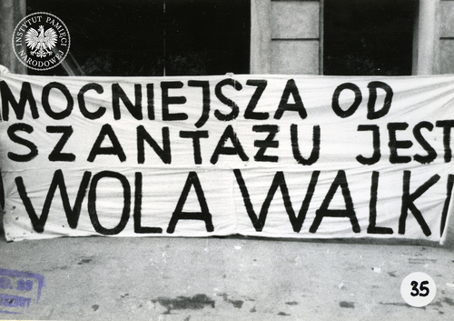 Jeden z transparentów zdjętych po zakończeniu strajku z budynku politechniki, 23 marca 1968 r. Zdjęcie wykonane przez por. M. Wawrzyniaka i por. R. Końskiego, funkcjonariuszy z Laboratorium Kryminalistyki Komendy MO m.st. Warszawy (fot. z zasobu IPN)