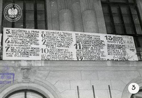 Fragment rezolucji przyjętej przez studentów Politechniki Warszawskiej na wiecu 13 marca 1968 r., umieszczony na fasadzie Gmachu Głównego PW, 23 marca 1968 r. Zdjęcie wykonane przez por. M. Wawrzyniaka i por. R. Końskiego, funkcjonariuszy z Laboratorium Kryminalistyki Komendy MO m.st. Warszawy (fot. z zasobu IPN